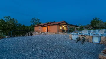 Family 3-Bedroom Villa with Private Pool in Buroli