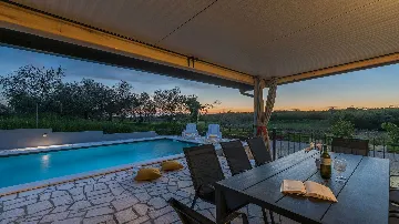 Family 3-Bedroom Villa with Private Pool in Buroli