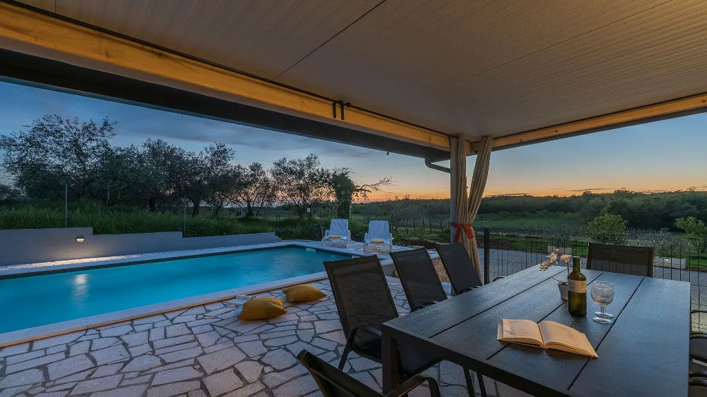 Family 3-Bedroom Villa with Private Pool in Buroli