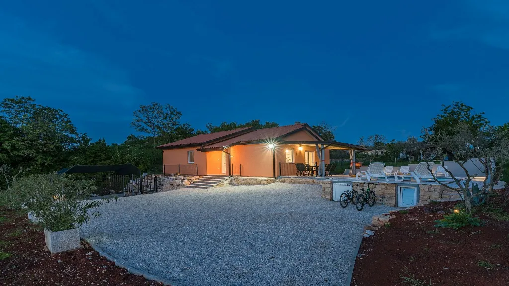 Family 3-Bedroom Villa with Private Pool in Buroli