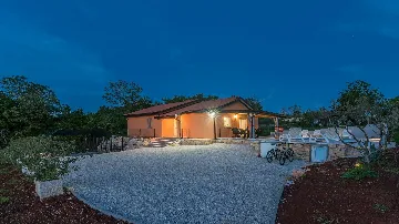 Family 3-Bedroom Villa with Private Pool in Buroli