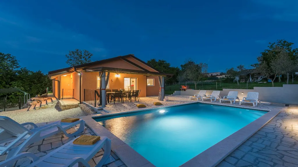 Family 3-Bedroom Villa with Private Pool in Buroli
