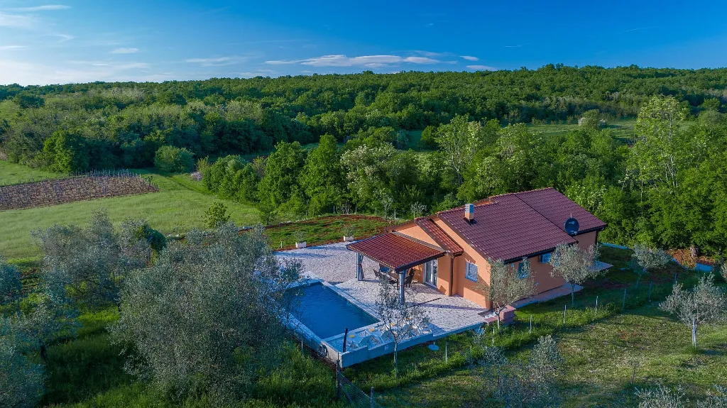 Family 3-Bedroom Villa with Private Pool in Buroli