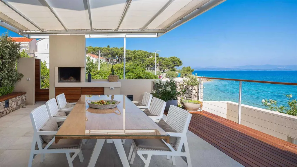 Modern Poolside Villa in Sutivan for Up to 8