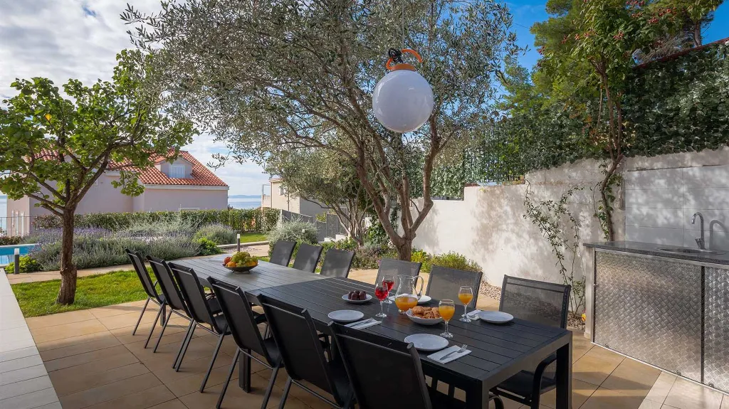 Podstrana Villa with Pool and 9 Bedrooms