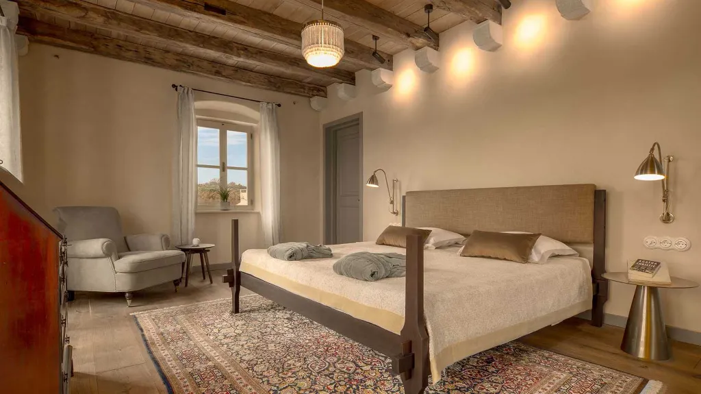 Villa with Pool in Buje for Up to 16 Guests