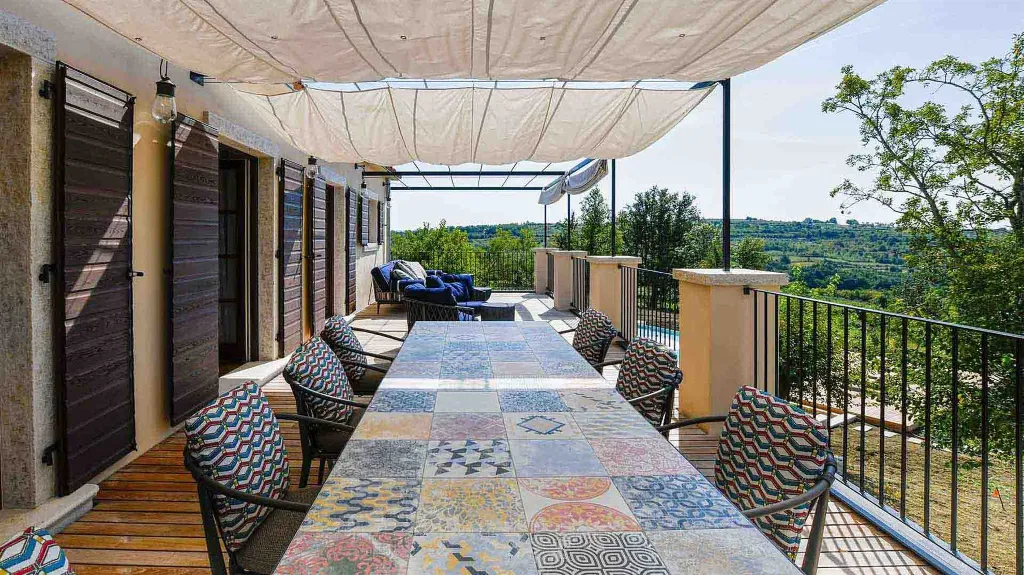 Villa with Pool in Buje for Up to 16 Guests