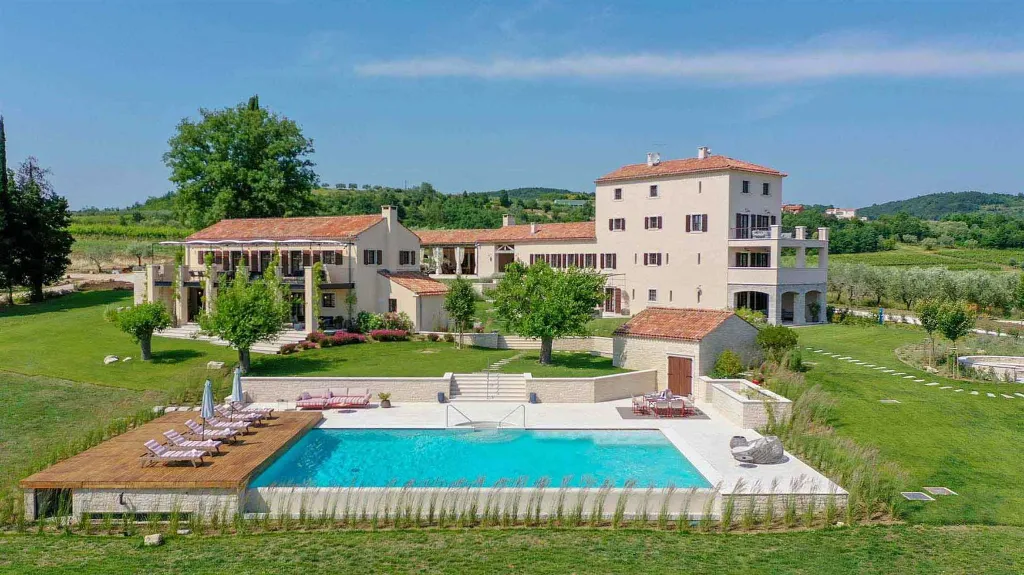 Villa with Pool in Buje for Up to 16 Guests