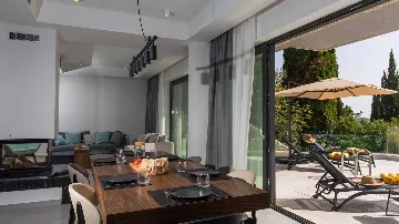 Poolside Villa for 10 Guests in Orašac