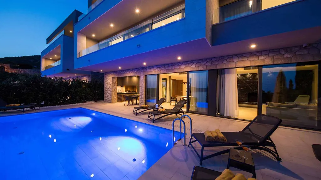 Poolside Villa for 10 Guests in Orašac