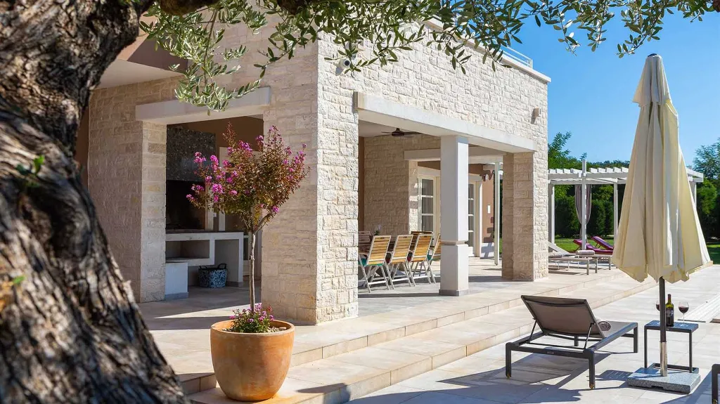 Villa in Režanci for Up to 12 Guests