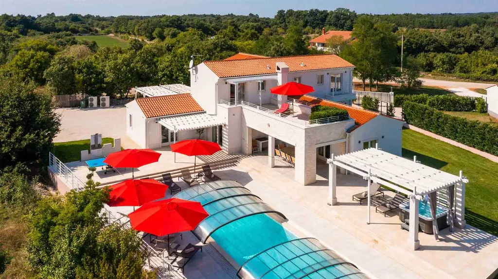 Modern Villa with Heated Pool and Hot Tub in Režanci