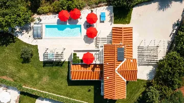 Modern Villa with Heated Pool and Hot Tub in Režanci