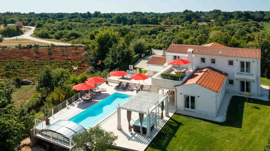 Modern Villa with Heated Pool and Hot Tub in Režanci