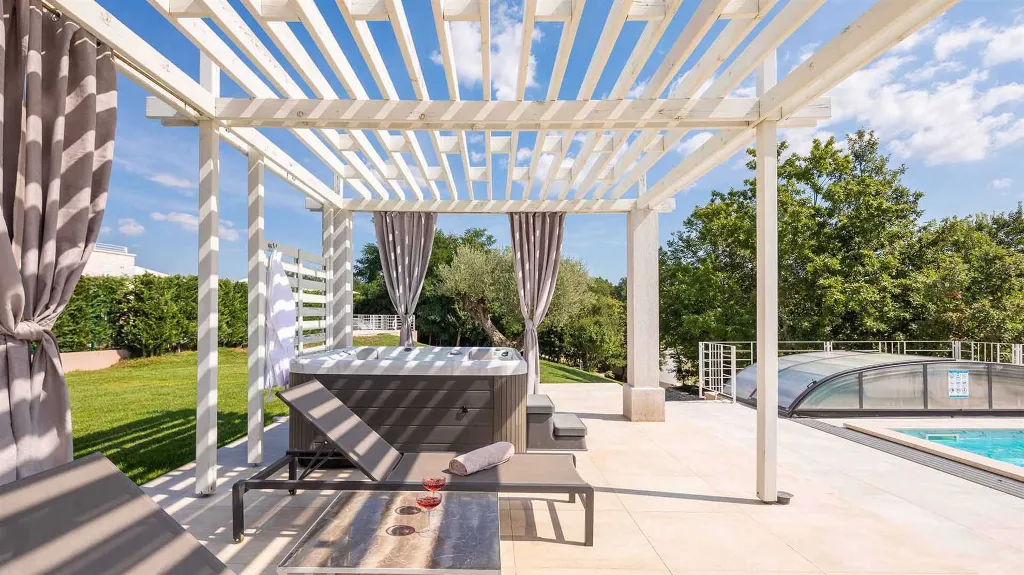 Modern Villa with Heated Pool and Hot Tub in Režanci