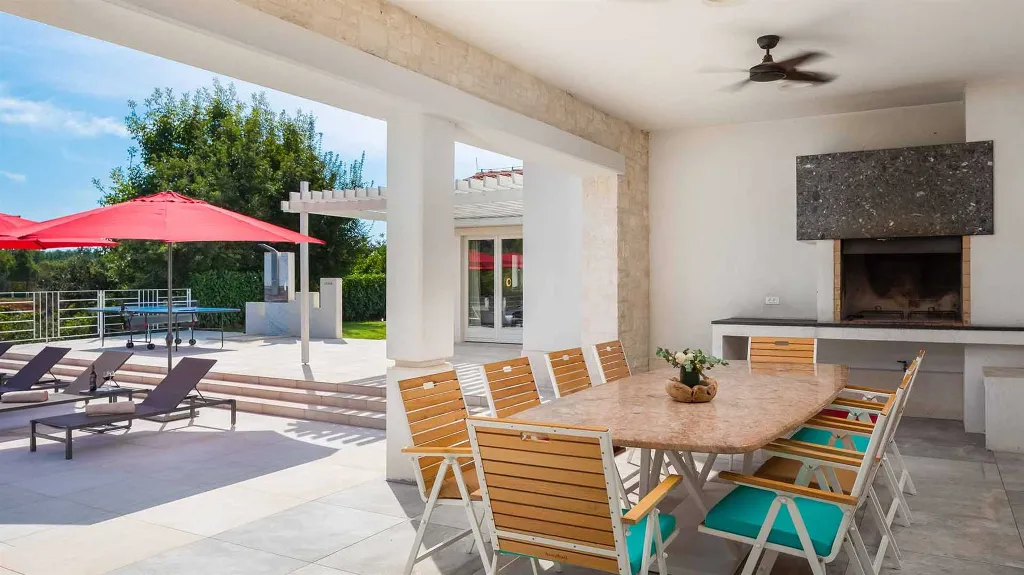 Modern Villa with Heated Pool and Hot Tub in Režanci