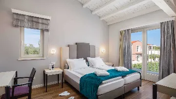 Modern Villa with Heated Pool and Hot Tub in Režanci