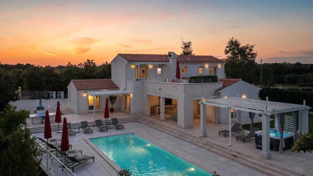 Modern Villa with Heated Pool and Hot Tub in Režanci