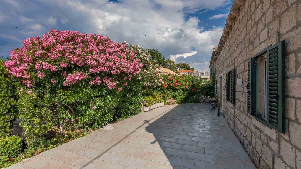 Stone Villa with Pool in Čilipi for Up to 12