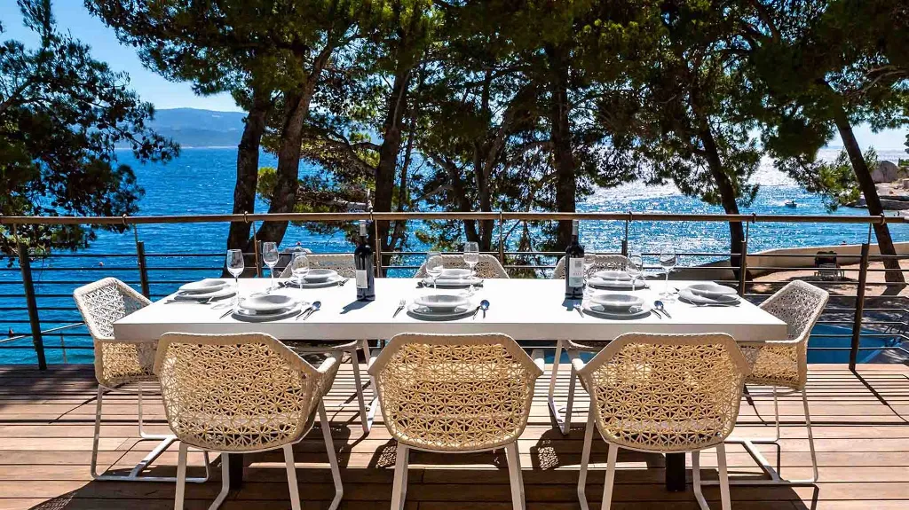 4-Bedroom Villa in Lokva Rogoznica for 8 Guests