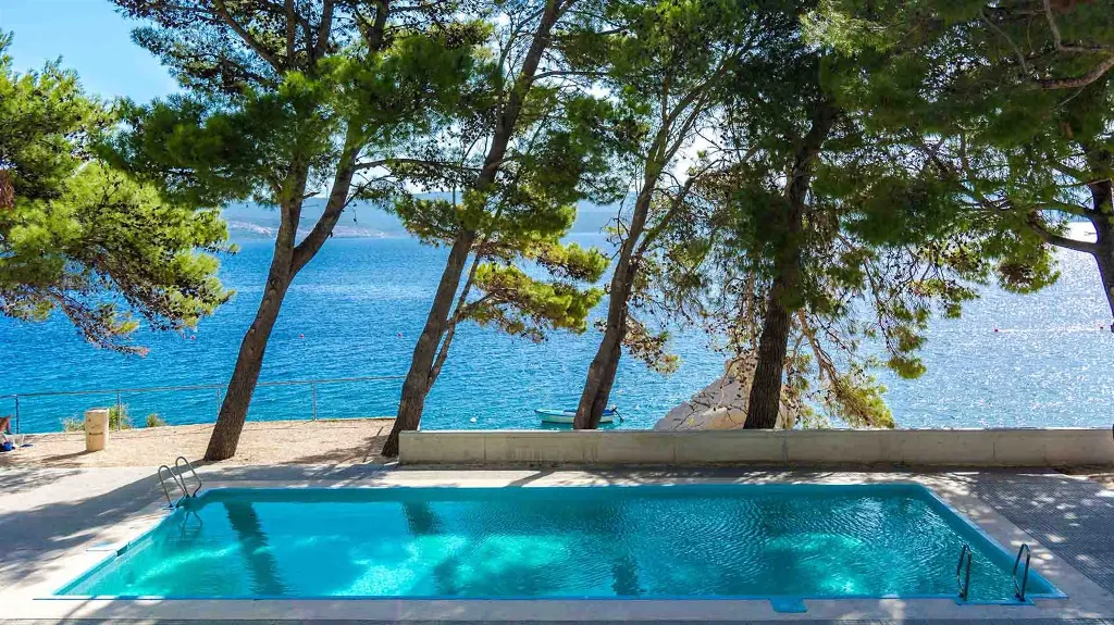 4-Bedroom Villa in Lokva Rogoznica for 8 Guests
