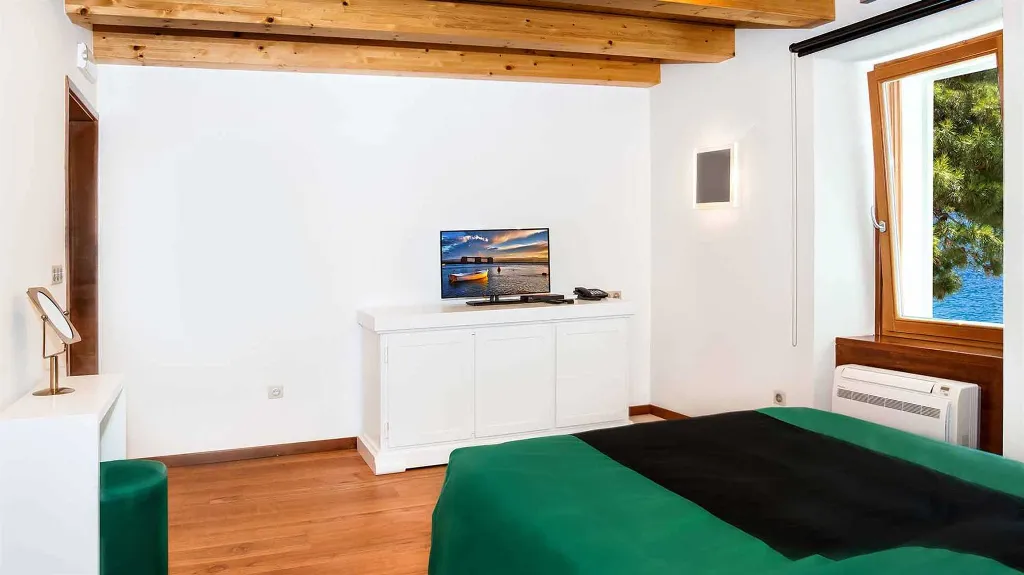 4-Bedroom Villa in Lokva Rogoznica for 8 Guests