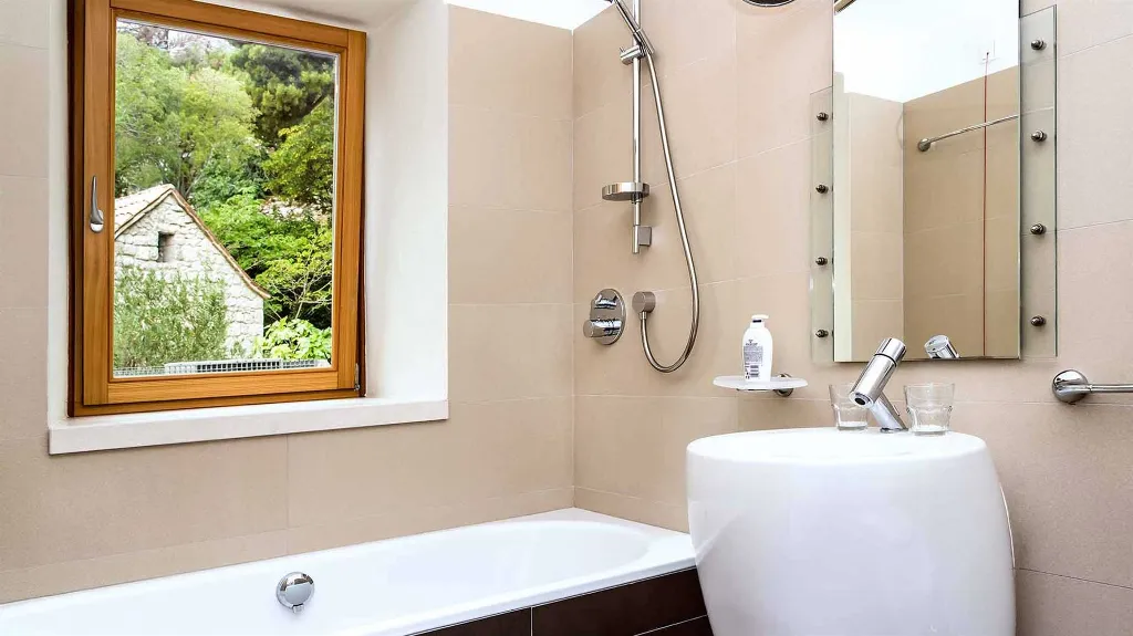 4-Bedroom Villa in Lokva Rogoznica for 8 Guests