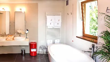 4-Bedroom Villa in Lokva Rogoznica for 8 Guests