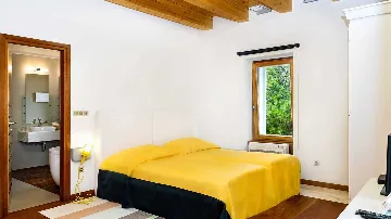 4-Bedroom Villa in Lokva Rogoznica for 8 Guests
