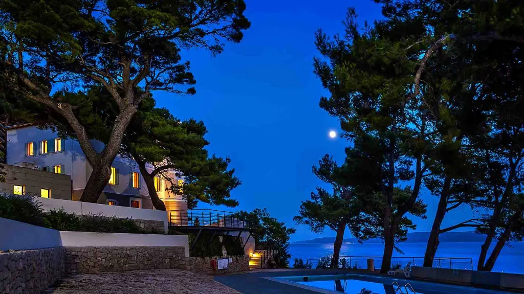 4-Bedroom Villa in Lokva Rogoznica for 8 Guests