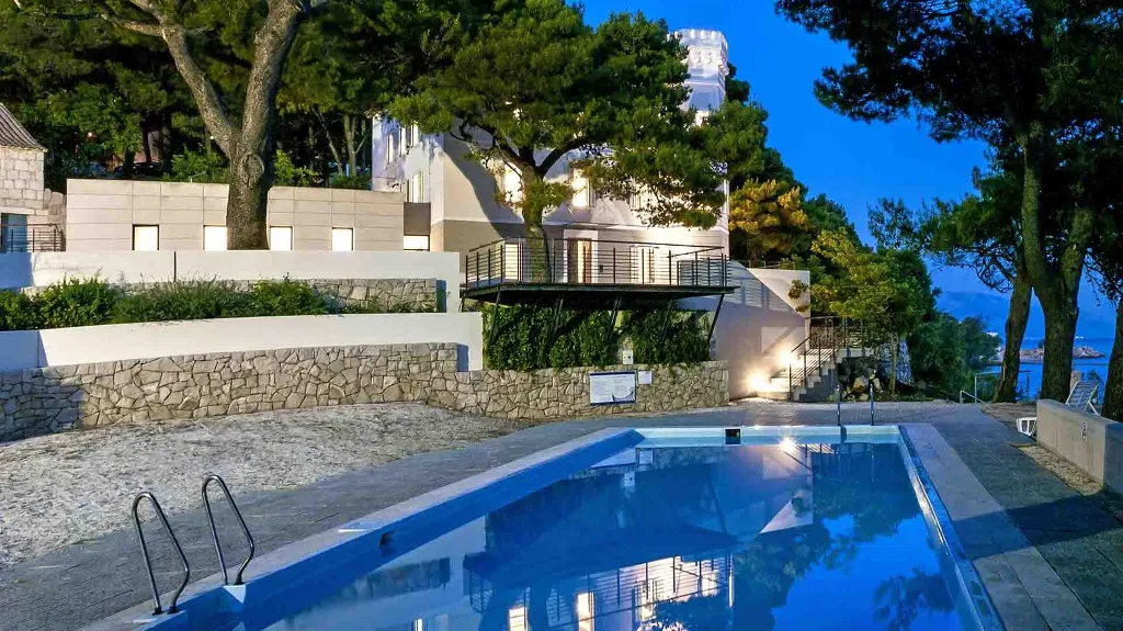 4-Bedroom Villa in Lokva Rogoznica for 8 Guests