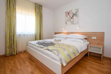 Modern 3-Bedroom Villa with Outdoor Pool in Košljun