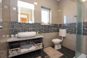 Modern 3-Bedroom Villa with Outdoor Pool in Košljun