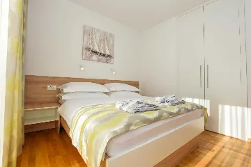 Modern 3-Bedroom Villa with Outdoor Pool in Košljun