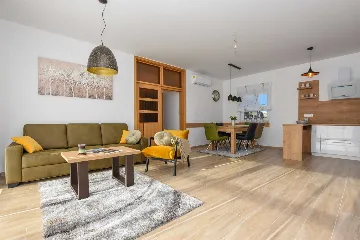Modern 3-Bedroom Villa with Outdoor Pool in Košljun