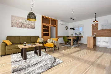 Modern 3-Bedroom Villa with Outdoor Pool in Košljun