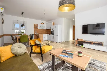 Modern 3-Bedroom Villa with Outdoor Pool in Košljun