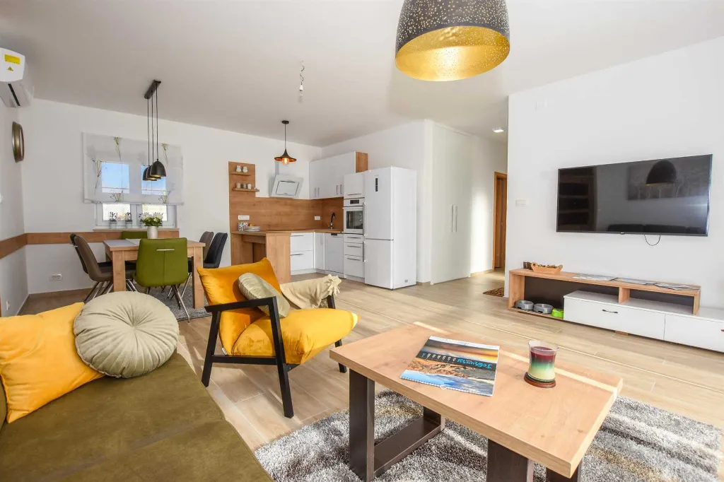 Modern 3-Bedroom Villa with Outdoor Pool in Košljun