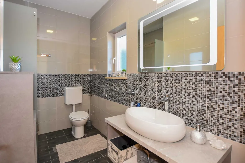 Modern 3-Bedroom Villa with Outdoor Pool in Košljun