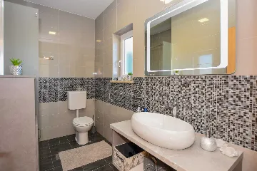 Modern 3-Bedroom Villa with Outdoor Pool in Košljun