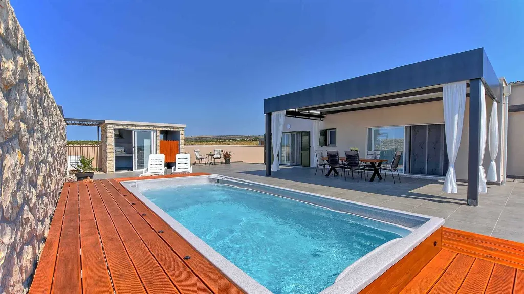 Modern 3-Bedroom Villa with Outdoor Pool in Košljun