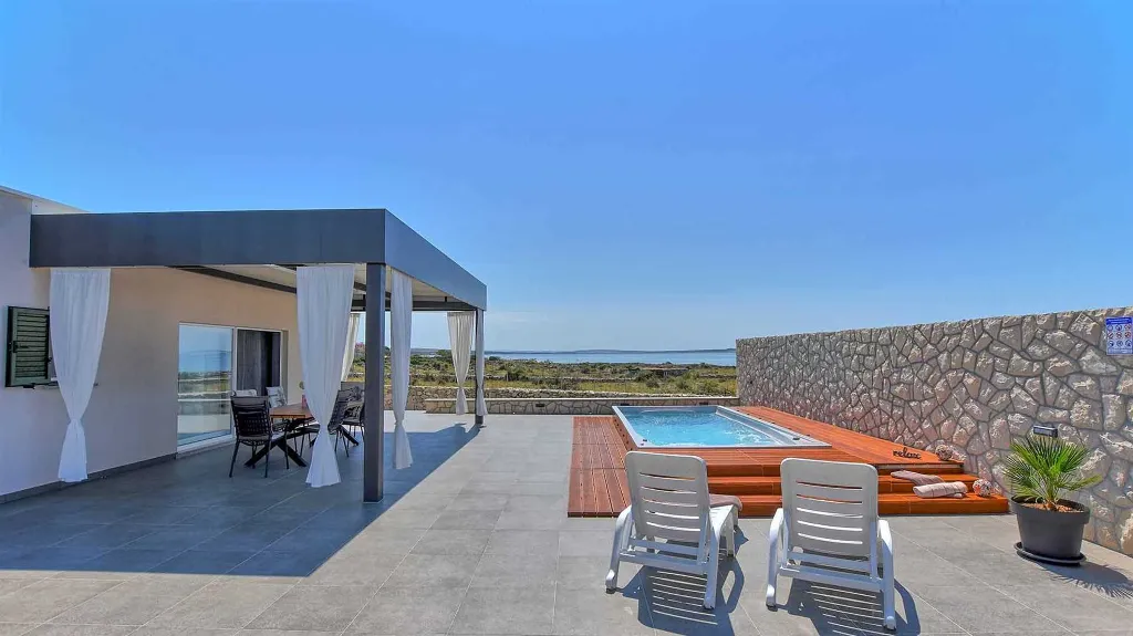 Modern 3-Bedroom Villa with Outdoor Pool in Košljun