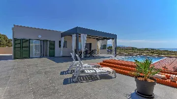 Modern 3-Bedroom Villa with Outdoor Pool in Košljun