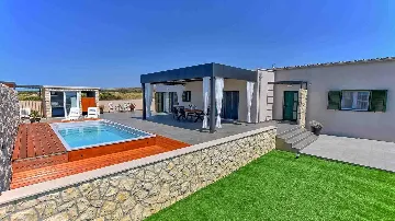 Modern 3-Bedroom Villa with Outdoor Pool in Košljun