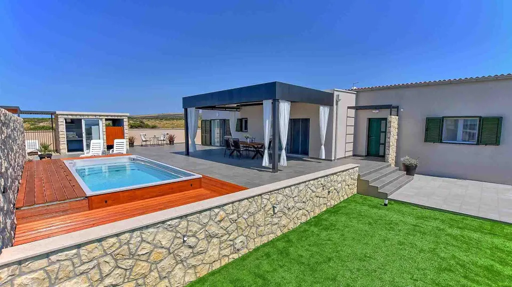 Modern 3-Bedroom Villa with Outdoor Pool in Košljun