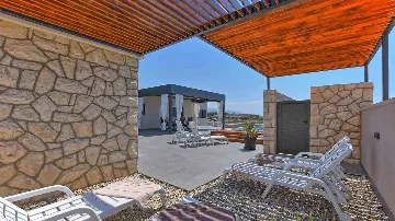 Modern 3-Bedroom Villa with Outdoor Pool in Košljun