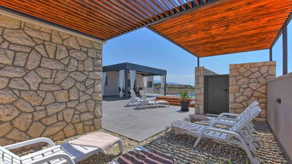 Modern 3-Bedroom Villa with Outdoor Pool in Košljun