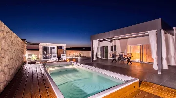 Modern 3-Bedroom Villa with Outdoor Pool in Košljun