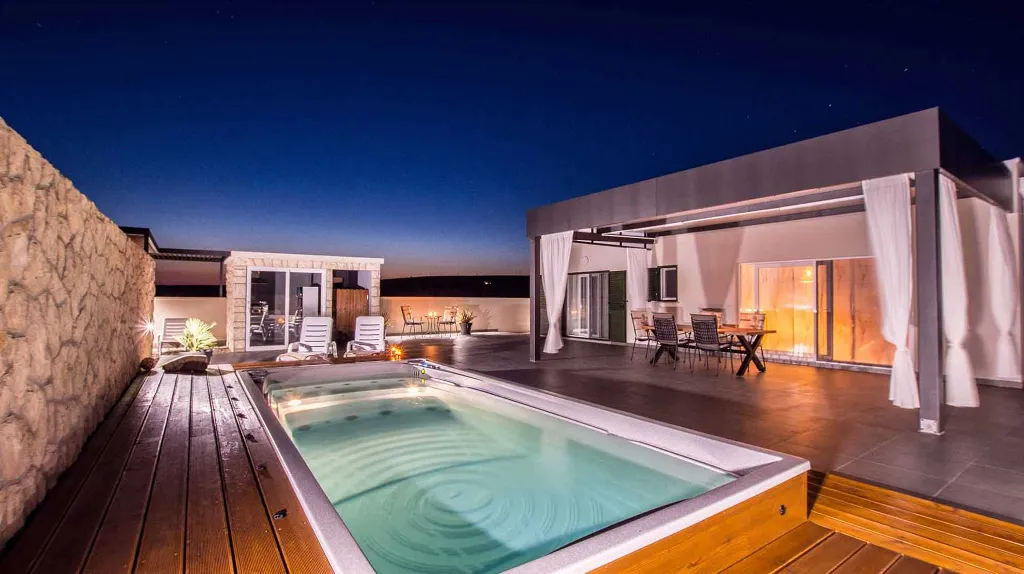 Modern 3-Bedroom Villa with Outdoor Pool in Košljun