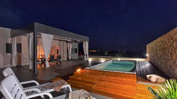 Modern 3-Bedroom Villa with Outdoor Pool in Košljun